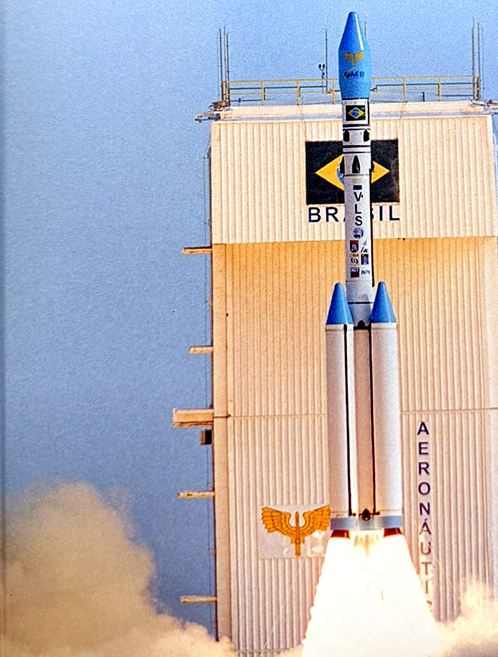 Lançamento de foguete na torre do Centro de Lançamento de Alcântara