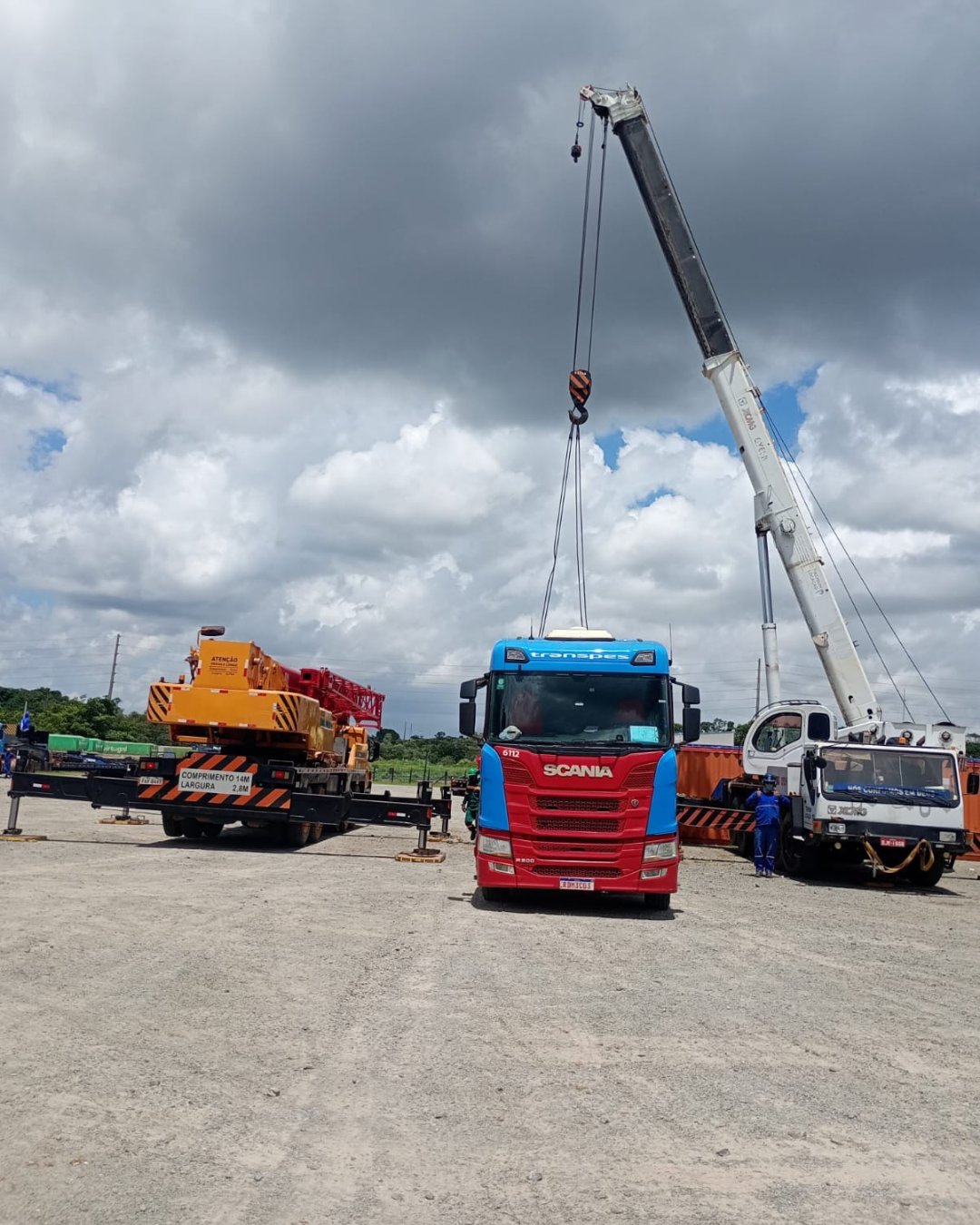 Guindaste a caminho da obra