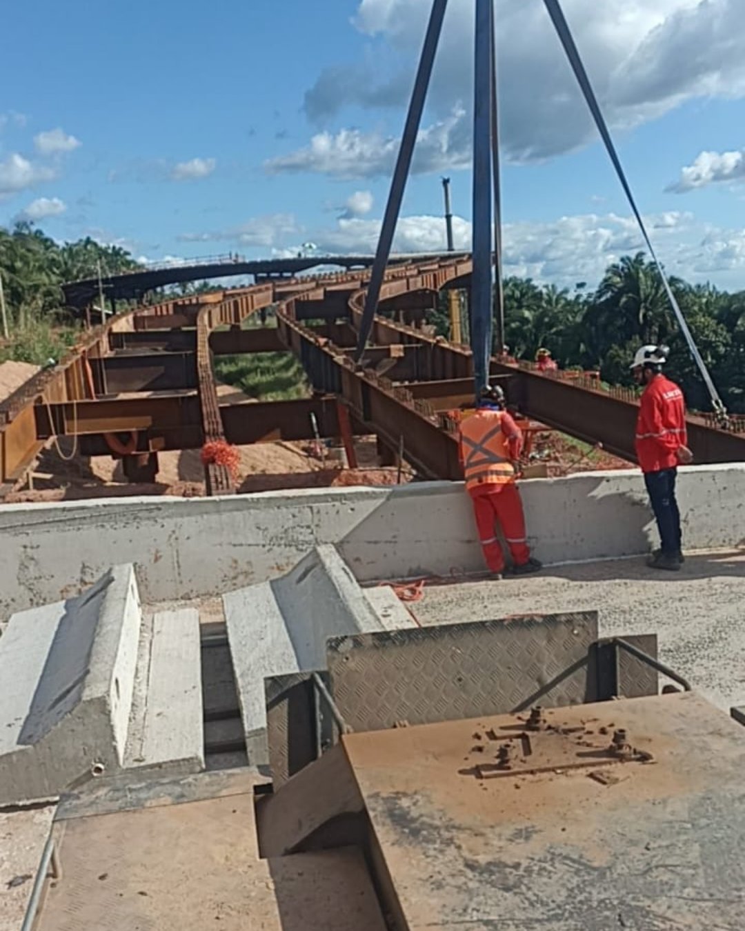 Montagem de vigas metálicas de ponte